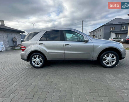 Серый Мерседес М-Класс, объемом двигателя 3 л и пробегом 300 тыс. км за 6000 $, фото 2 на Automoto.ua