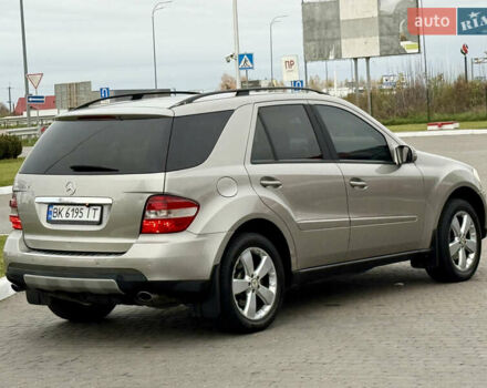 Серый Мерседес М-Класс, объемом двигателя 3.5 л и пробегом 300 тыс. км за 7999 $, фото 11 на Automoto.ua