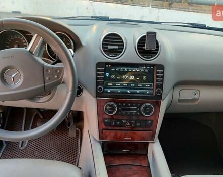 Сірий Мерседес М-Клас, об'ємом двигуна 3.5 л та пробігом 230 тис. км за 7800 $, фото 12 на Automoto.ua