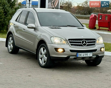 Серый Мерседес М-Класс, объемом двигателя 3.5 л и пробегом 300 тыс. км за 7999 $, фото 4 на Automoto.ua