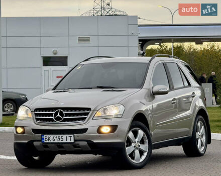 Серый Мерседес М-Класс, объемом двигателя 3.5 л и пробегом 300 тыс. км за 7999 $, фото 1 на Automoto.ua