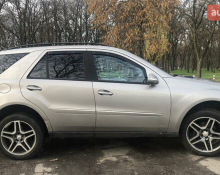 Серый Мерседес М-Класс, объемом двигателя 3 л и пробегом 352 тыс. км за 5500 $, фото 7 на Automoto.ua