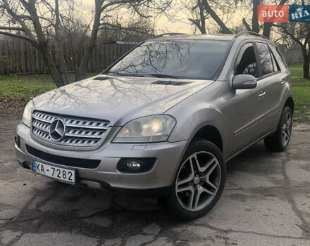 Серый Мерседес М-Класс, объемом двигателя 3 л и пробегом 352 тыс. км за 5500 $, фото 1 на Automoto.ua