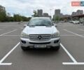 Серый Мерседес М-Класс, объемом двигателя 3.5 л и пробегом 375 тыс. км за 10000 $, фото 1 на Automoto.ua