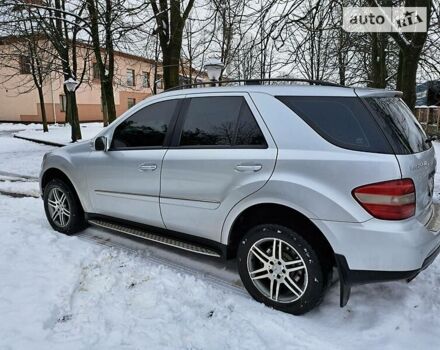 Сірий Мерседес М-Клас, об'ємом двигуна 3 л та пробігом 220 тис. км за 12700 $, фото 5 на Automoto.ua