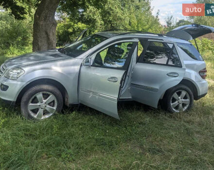 Мерседес М-Класс 2007 в Ровно на Automoto.ua Серый Мерседес М-Класс, объемом двигателя 2.99 л и пробегом 332 тыс. км за 12500 $, фото 4 на Automoto.ua