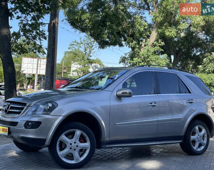 Серый Мерседес М-Класс, объемом двигателя 3.5 л и пробегом 258 тыс. км за 8999 $, фото 1 на Automoto.ua