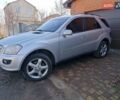 Серый Мерседес М-Класс, объемом двигателя 3 л и пробегом 300 тыс. км за 11500 $, фото 1 на Automoto.ua