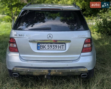 Мерседес М-Класс 2007 в Ровно на Automoto.ua Серый Мерседес М-Класс, объемом двигателя 2.99 л и пробегом 332 тыс. км за 12500 $, фото 7 на Automoto.ua