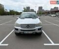 Серый Мерседес М-Класс, объемом двигателя 3.5 л и пробегом 375 тыс. км за 10000 $, фото 1 на Automoto.ua