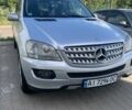 Сірий Мерседес М-Клас, об'ємом двигуна 3 л та пробігом 297 тис. км за 11500 $, фото 3 на Automoto.ua