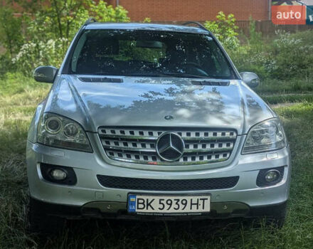 Мерседес М-Класс 2007 в Ровно на Automoto.ua Серый Мерседес М-Класс, объемом двигателя 2.99 л и пробегом 332 тыс. км за 12500 $, фото 1 на Automoto.ua