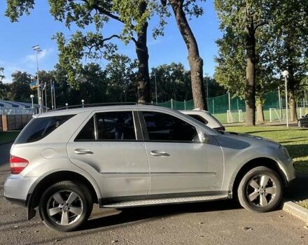 Серый Мерседес М-Класс, объемом двигателя 3.5 л и пробегом 376 тыс. км за 9000 $, фото 1 на Automoto.ua