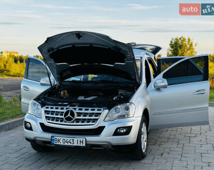 Сірий Мерседес М-Клас, об'ємом двигуна 3 л та пробігом 345 тис. км за 11499 $, фото 56 на Automoto.ua