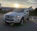 Сірий Мерседес М-Клас, об'ємом двигуна 3 л та пробігом 250 тис. км за 12800 $, фото 1 на Automoto.ua