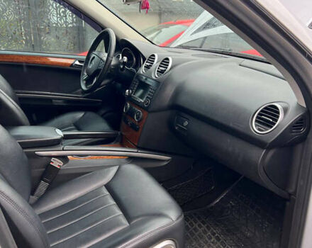 Сірий Мерседес М-Клас, об'ємом двигуна 3.5 л та пробігом 258 тис. км за 10500 $, фото 10 на Automoto.ua