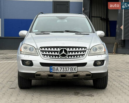 Серый Мерседес М-Класс, объемом двигателя 3.5 л и пробегом 223 тыс. км за 9999 $, фото 2 на Automoto.ua