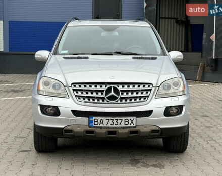 Серый Мерседес М-Класс, объемом двигателя 3.5 л и пробегом 223 тыс. км за 9999 $, фото 1 на Automoto.ua