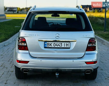 Сірий Мерседес М-Клас, об'ємом двигуна 3 л та пробігом 345 тис. км за 11499 $, фото 9 на Automoto.ua