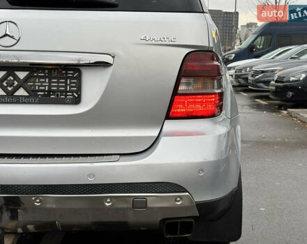 Серый Мерседес М-Класс, объемом двигателя 3 л и пробегом 406 тыс. км за 11000 $, фото 6 на Automoto.ua