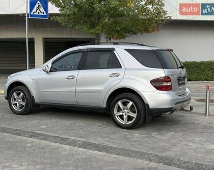 Серый Мерседес М-Класс, объемом двигателя 3 л и пробегом 406 тыс. км за 11000 $, фото 3 на Automoto.ua