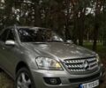 Сірий Мерседес М-Клас, об'ємом двигуна 4 л та пробігом 283 тис. км за 14000 $, фото 1 на Automoto.ua