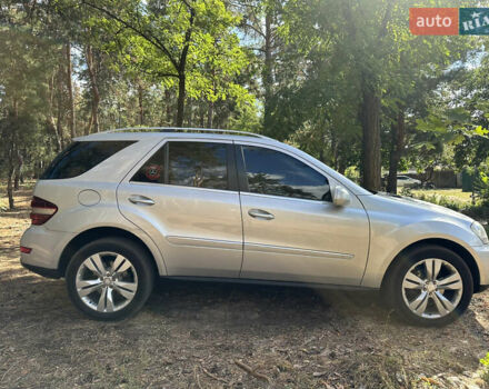 Серый Мерседес М-Класс, объемом двигателя 2.99 л и пробегом 380 тыс. км за 15000 $, фото 1 на Automoto.ua