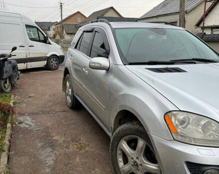 Сірий Мерседес М-Клас, об'ємом двигуна 3.5 л та пробігом 258 тис. км за 10500 $, фото 1 на Automoto.ua