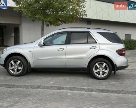 Серый Мерседес М-Класс, объемом двигателя 3 л и пробегом 406 тыс. км за 11000 $, фото 1 на Automoto.ua