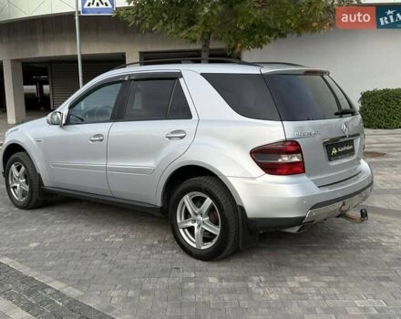 Серый Мерседес М-Класс, объемом двигателя 3 л и пробегом 406 тыс. км за 11000 $, фото 4 на Automoto.ua