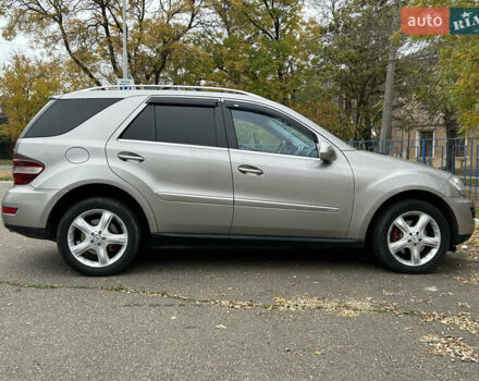 Серый Мерседес М-Класс, объемом двигателя 2.99 л и пробегом 242 тыс. км за 15499 $, фото 3 на Automoto.ua