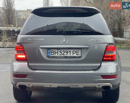 Сірий Мерседес М-Клас, об'ємом двигуна 3 л та пробігом 375 тис. км за 16500 $, фото 3 на Automoto.ua