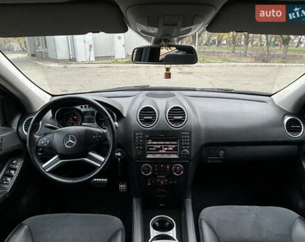 Серый Мерседес М-Класс, объемом двигателя 2.99 л и пробегом 242 тыс. км за 15499 $, фото 10 на Automoto.ua
