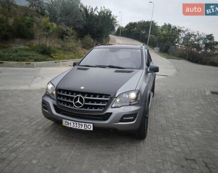 Серый Мерседес М-Класс, объемом двигателя 3.5 л и пробегом 270 тыс. км за 13000 $, фото 1 на Automoto.ua