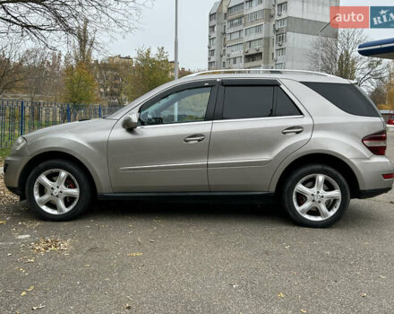 Серый Мерседес М-Класс, объемом двигателя 2.99 л и пробегом 242 тыс. км за 15499 $, фото 4 на Automoto.ua