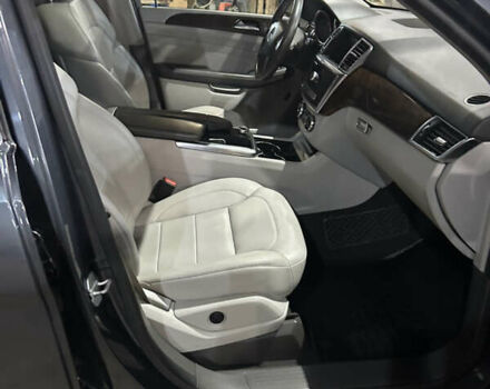 Сірий Мерседес М-Клас, об'ємом двигуна 3 л та пробігом 240 тис. км за 23500 $, фото 4 на Automoto.ua