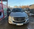 Серый Мерседес М-Класс, объемом двигателя 3 л и пробегом 325 тыс. км за 17000 $, фото 1 на Automoto.ua