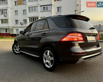 Мерседес М-Класс 2013 в Харькове на Automoto.ua Серый Мерседес М-Класс, объемом двигателя 2.14 л и пробегом 287 тыс. км за 18700 $, фото 4 на Automoto.ua