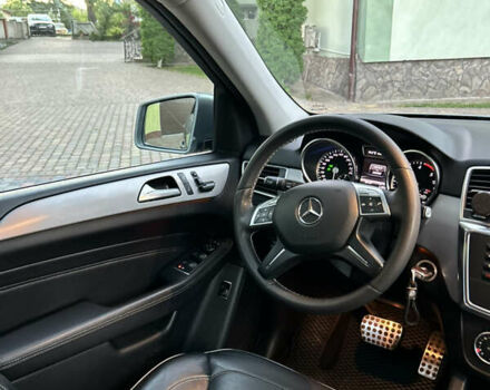 Сірий Мерседес М-Клас, об'ємом двигуна 2.99 л та пробігом 330 тис. км за 24500 $, фото 47 на Automoto.ua