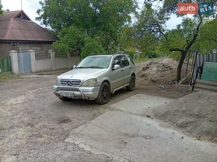 Серый Мерседес М-Класс, объемом двигателя 3.2 л и пробегом 320 тыс. км за 5200 $, фото 1 на Automoto.ua