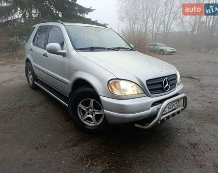 Серый Мерседес М-Класс, объемом двигателя 3.2 л и пробегом 320 тыс. км за 4200 $, фото 1 на Automoto.ua