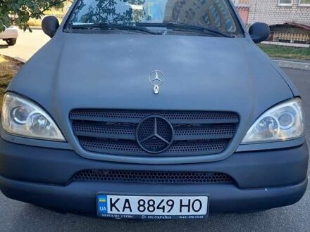 Серый Мерседес М-Класс, объемом двигателя 4.3 л и пробегом 375 тыс. км за 4000 $, фото 1 на Automoto.ua