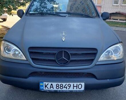 Серый Мерседес М-Класс, объемом двигателя 4.3 л и пробегом 375 тыс. км за 4000 $, фото 1 на Automoto.ua