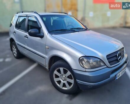 Серый Мерседес М-Класс, объемом двигателя 2.7 л и пробегом 330 тыс. км за 4700 $, фото 1 на Automoto.ua