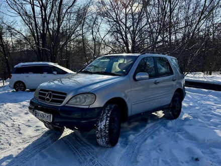 Сірий Мерседес М-Клас, об'ємом двигуна 4.3 л та пробігом 290 тис. км за 4500 $, фото 1 на Automoto.ua