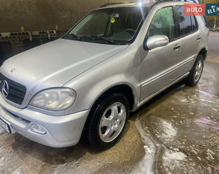 Серый Мерседес М-Класс, объемом двигателя 2.7 л и пробегом 400 тыс. км за 2000 $, фото 1 на Automoto.ua