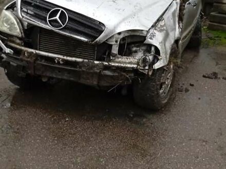 Серый Мерседес М-Класс, объемом двигателя 2.7 л и пробегом 320 тыс. км за 3500 $, фото 1 на Automoto.ua