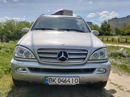 Мерседес М-Клас 2003 у Вараш (Кузнецовськ) на Automoto.ua Сірий Мерседес М-Клас, об'ємом двигуна 2.69 л та пробігом 296 тис. км за 8700 $, фото 1 на Automoto.ua