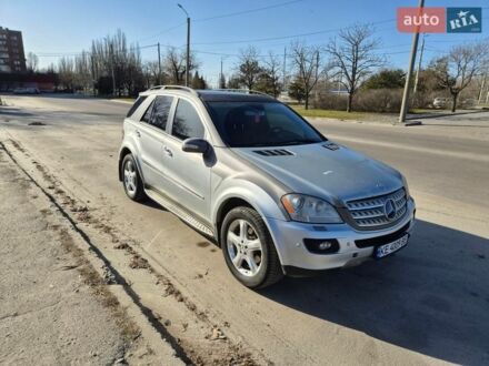 Серый Мерседес М-Класс, объемом двигателя 3.5 л и пробегом 313 тыс. км за 7200 $, фото 1 на Automoto.ua