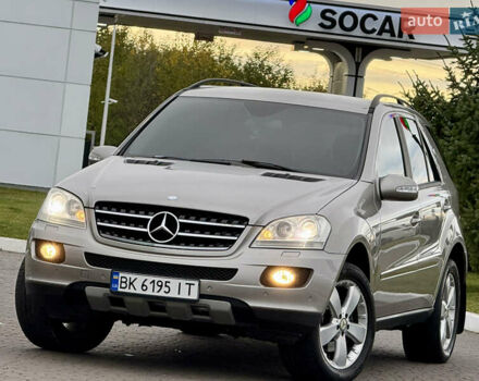 Серый Мерседес М-Класс, объемом двигателя 3.5 л и пробегом 300 тыс. км за 7999 $, фото 1 на Automoto.ua